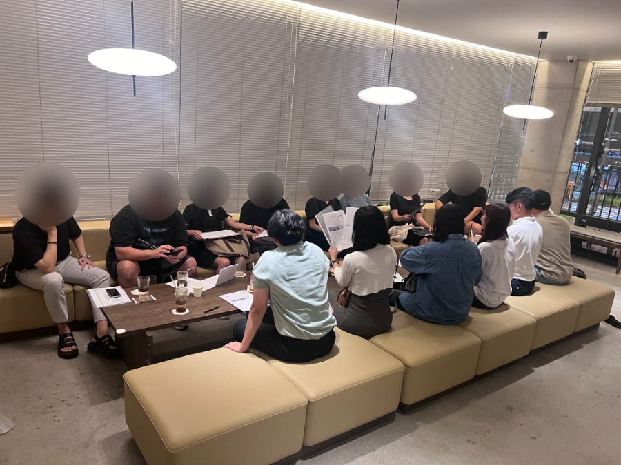 수강생들과 실내에서 경매 자료를 검토하는 현장 교육